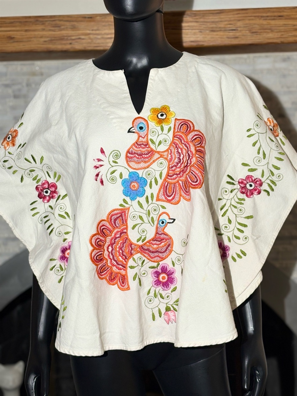 Vintage 70s Creaciones Palma Mexican Embroidered Poncho Cape White Folk Art
